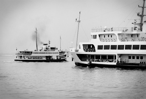 How can you join a guided tour of the historic shipbuilding yards in Northern Ireland?
